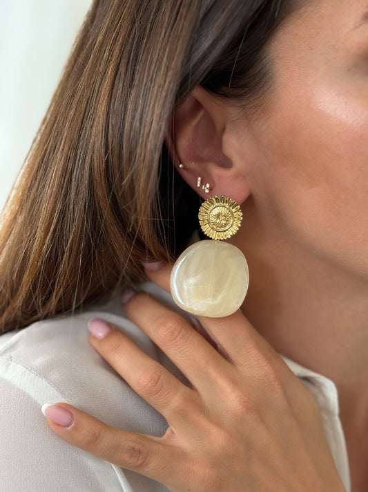 Les Boucles d'Oreilles Flora Beige